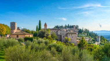 Ortaçağ köyünün siluetini hecele. Perugia ili, Umbria bölgesi, İtalya, Avrupa.