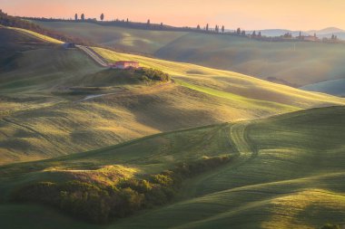 Gün batımında Girit Senesi 'nin yuvarlanan tepelerinde yıkım. Monte Sante Marie 'de bahar manzarası, Siena ili, Toskana bölgesi, İtalya