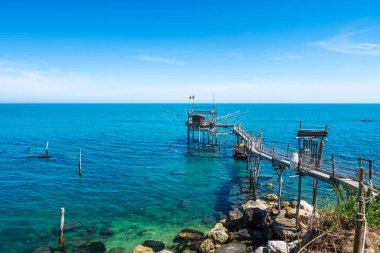 Adriyatik Denizi kıyısındaki Trabocco ahşap balıkçılık makinesi. Uzun pozlama fotoğrafı. San Vito Chietino, Abruzzo bölgesi, İtalya