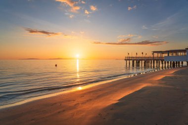 Follonica plajı ve kıyı şeridi. Gün batımında deniz kenarında bir bina. Grosseto ili, Toskana bölgesi, İtalya