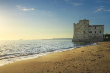 Torre Mozza plajı ve deniz kenarında eski bir bina. Follonica, Grosseto ili, Toskana bölgesi, İtalya