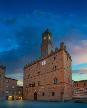 Volterra şehir merkezi meydanı ve ortaçağ sarayı Palazzo Dei Priori gün batımında. Pisa ili, Toskana bölgesi, İtalya, Avrupa