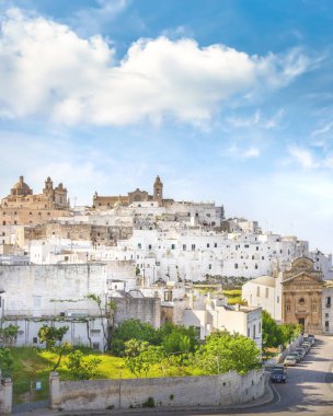 Ostuni beyaz şehir silueti, Brindisi, Apulia güney İtalya. Avrupa.