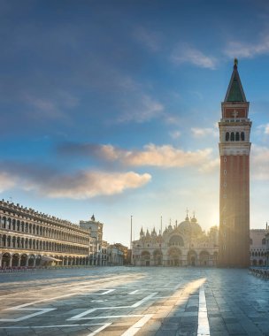 Venedik, San Marco Meydanı veya St. Mark Meydanı ve güneş doğarken Bazilika Katedrali. Veneto, İtalya, Avrupa.