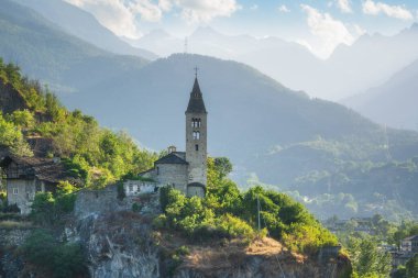 Kayalıklardaki Santa Maria Assunta Kilisesi. Aziz Roch, Villeneuve. Aosta vadisi bölgesi, İtalya