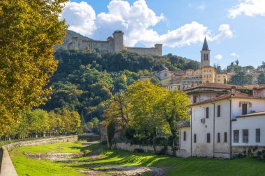 Spoleto silueti, Rocca Albornoziana ortaçağ kalesi ve Santa Maria katedrali. Unesco Dünya Mirası Bölgesi. Perugia ili, Umbria bölgesi, İtalya, Avrupa.