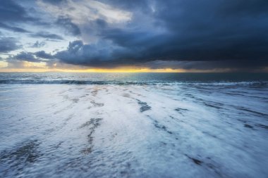 Fırtınalı deniz dalgaları ve gün batımında fırtına sonrası köpük. Marina di Cecina Plajı, Tyrhenian Denizi, Toskana, İtalya, Avrupa.