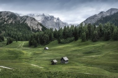 Prato Piazza 'daki dağlık çayır ve kulübeler veya Plaetzwiese, Dolomitlerdeki dağ manzarası. İtalyan Alpleri, Güney Tyrol, İtalya