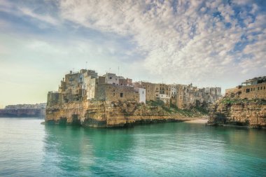 Polignano ve Mare köyü sabah kayalıklarda. Bari ili, Apulia ili veya Puglia bölgesi, İtalya. Avrupa.
