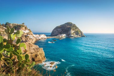 Ischia Adası, Sant Angelo plajı ve adacık. İtalya 'nın Campania bölgesindeki Napoli Körfezi yakınlarındaki Phlegraean Adaları takımadalarında seyahat varış noktası