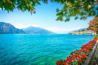 Como Gölü 'ndeki Bellagio kasabasının Lakeside' ı. İtalyan geleneksel göl köyü ve ağaç çerçevesi olarak. İtalya, Avrupa.