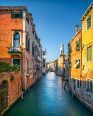 Venedik günbatımı cityscape, Rio de la Pleta su kanalı ve Sant Antonin kilise campanile. İtalya, Europe.