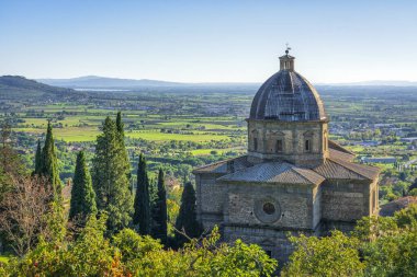Cortona 'daki Santa Maria delle Grazie al Calcinaio kilisesi. Val di Chiana 'nın panoramik manzarası. Arezzo ili, Toskana bölgesi, İtalya, Avrupa