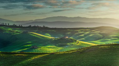 Gün batımında Girit Senesi 'nin yuvarlanan tepeleri. Monte Sante Marie 'de bahar manzarası, Siena ili, Toskana bölgesi, İtalya