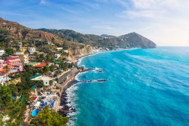 Ischia Adası, Maronti Sahili ve Sant 'Angelo yakınlarındaki kayalık sahil. İtalya 'nın Campania bölgesindeki Napoli Körfezi yakınlarındaki Phlegraean Adaları takımadalarında seyahat varış noktası