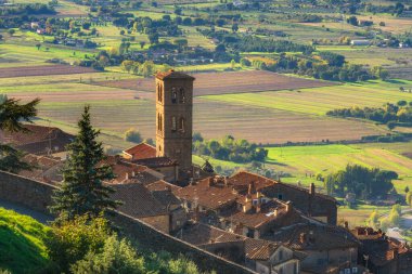 Cortona köyünün yukarıdan görünüşü ve Val di Chiana manzarası. Arezzo ili, Toskana bölgesi, İtalya, Avrupa