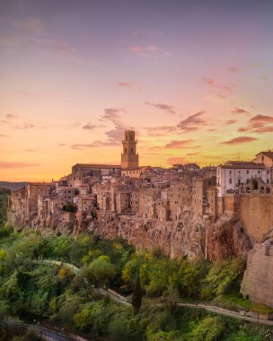 Toskana, tüf, kayalık tepe üzerinde Pitigliano ortaçağ köyü. Panorama günbatımı. İtalya, Europe.