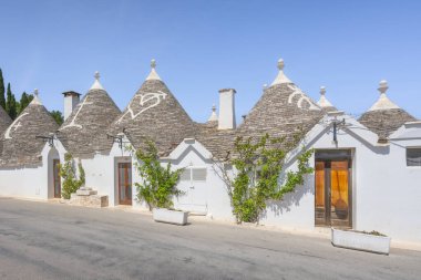 Alberobello 'lu Trulli tipik evler, sokak manzarası. Puglia ya da Apulia bölgesi, İtalya. Avrupa.