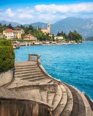 Como Gölü bölgesinde Tremezzo ve Tremezzina. İtalyan göl köyü, göl kenarı ve merdiven manzarası. Lombardia bölgesi, Como ili, İtalya, Avrupa.
