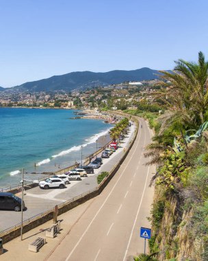 Sanremo kasabasının panoramik manzarası ve Riviera dei Fiori bisiklet yolu, Liguria bölgesi, İtalya