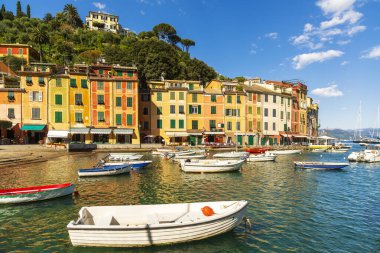 Portofino köyü manzarası, lüks seyahat yerleri. Küçük marinada tekneler. Liguria bölgesi, İtalya