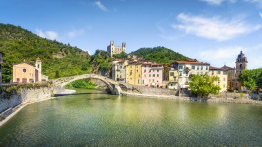 Dolceacqua 'daki eski köprü, kilise ve kale. Arka plandaki ortaçağ köprüsü Claude Monet, Doria Castle tarafından yapıldı. Riviera di Ponente, Imperia ili, Liguria bölgesi, İtalya