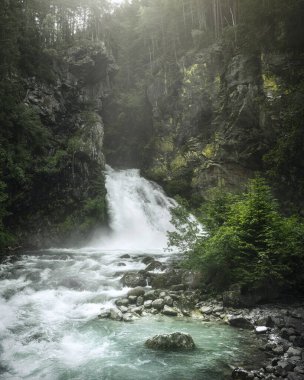 Riva Şelaleleri Güney Tyrol Rieserferner-Ahrn Doğa Parkında. Aurina Vadisi, Campo Tures. İtalya