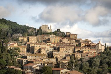 Campiglia Marittima ortaçağ köyü, eski kasabanın silueti ve tepesindeki kale. Livorno ili, Toskana bölgesi, İtalya, Avrupa