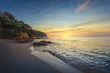Maremma 'da Cala Violina plajı, gün batımında, Toskana bölgesinde. Akdeniz 'e doğru bir yolculuk. İtalya, Avrupa