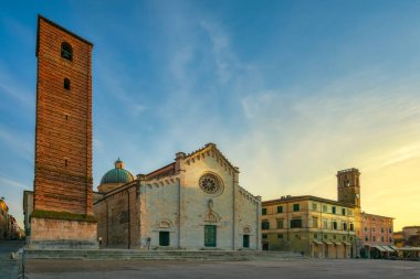 Günbatımında Pietrasanta eski kasaba manzarası, ana meydan, San Martino katedrali ve Torre Civica. Versilia, Lucca ili, Toskana bölgesi, İtalya, Avrupa