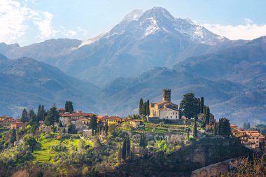 Arka planda Barga kasabası ve Alpi Apuane dağları var. Garfagnana, Lucca ili, Toskana bölgesi, İtalya, Avrupa