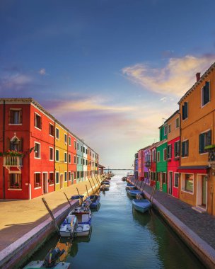 Burano Adası Kanalı ve Sunset 'te renkli evleri olan tekneler. Venice Lagoon, Veneto bölgesi, İtalya. Gökyüzündeki portre biçimi ve kopyalama alanı, sosyal medya ve dikey ekranlar için mükemmel.