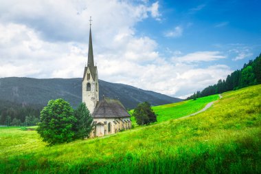 Santa Maddalena di Villabassa Kilisesi muhteşem Dolomiteler, Güney Tyrol 'de yer almaktadır. Tarihi kilise, yeşil çayırlar ve yemyeşil ormanlarla nefes kesici dağ manzarası..