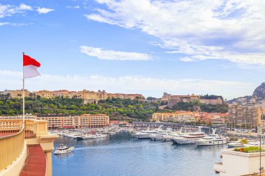 Monaco Principality şehir manzarası, Herkül Limanı hava manzaralı yatlar ve Monako bayrağı. Gökyüzü kıyısı, Avrupa.