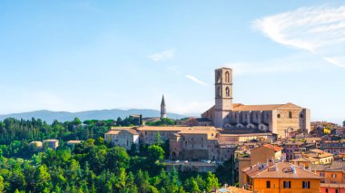San Domenico Kilisesi Bazilikası ve Perugia 'nın panoramik silueti. Umbria bölgesi, İtalya