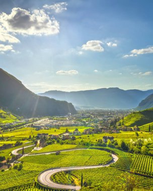 Prazoll, Zentrum-Bozner Boden-Rentsch, Bozen veya Bolzano Güney Tyrol bölgesi, İtalya, Avrupa 'daki St. Magdalena' da üzüm bağları manzaralı ve dolambaçlı yol.