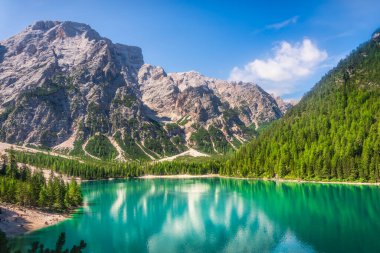 Arka planda Braies Gölü veya Prag Gölü veya Pragser Wildsee ve Dolomites dağlarının panoramik hava manzarası var. Güney Tyrol bölgesi, İtalya, Avrupa.