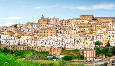 Ferrandina beyaz kasabasının panoramik manzarası. Matera, Basilicata bölgesi, İtalya ve Avrupa 'dan Provicne