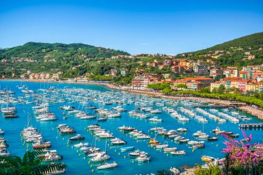 Lerici, liman ve köy rıhtımında tekneler var. La Spezia ili, Ligury bölgesi, İtalya