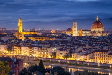 Floransa ya da Firenze, Palazzo Vecchio, Duomo Katedrali, Basilica Santa Maria del Fiore ve Giotto Campanile. Piazzale Michelangelo Meydanı 'ndan gün batımı manzarası. Toskana bölgesi, İtalya, Avrupa.