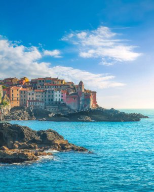 Kayalıklardaki Tellaro sahil köyü. Golfo dei Poeti veya Şairler Körfezi. Lerici, La Spezia ili, Liguria bölgesi, İtalya, Avrupa.