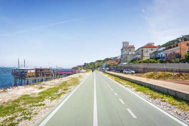 La Via Verde Costa dei Trabocchi 'de yaya yolu. San Vito Chietino, Abruzzo bölgesi, İtalya