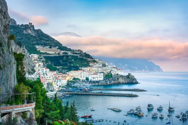Amalfi kasabası ve sahil şeridi, panoramik manzara. Salerno ili, Campania bölgesi, İtalya, Avrupa