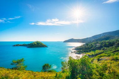 Isolotto küçük bir ada ve kıyı manzarası. Porto Ercole, Monte Argentario, Maremma, Grosseto ili, Toskana bölgesi, İtalya