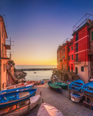 Riomaggiore balıkçı köyü, gün batımında denizin önündeki tekneler. Cinque Terre Ulusal Parkı, Liguria bölgesi, İtalya, Avrupa.