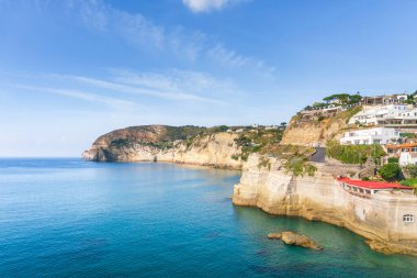 Ischia Adası, deniz ve Sant 'Angelo yakınlarındaki kayalık sahil. İtalya 'nın Campania bölgesindeki Napoli Körfezi yakınlarındaki Phlegraean Adaları takımadalarında seyahat varış noktası