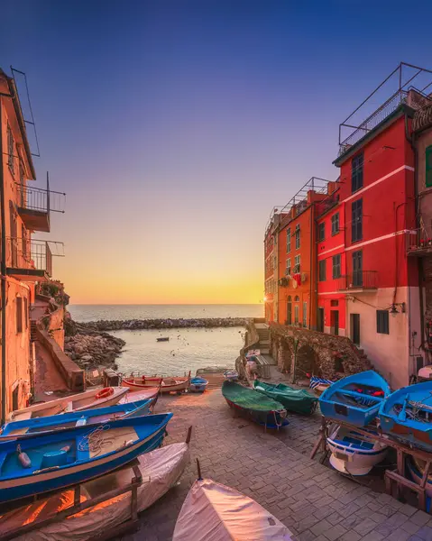 Riomaggiore balıkçı köyü, gün batımında denizin önündeki tekneler. Cinque Terre Ulusal Parkı, Liguria bölgesi, İtalya, Avrupa.
