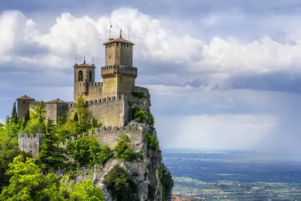 San Marino Cumhuriyeti, ortaçağ Guaita 'sı Titano Dağı' nın ilk kulesi ve Romagna 'nın panoramik manzarası.
