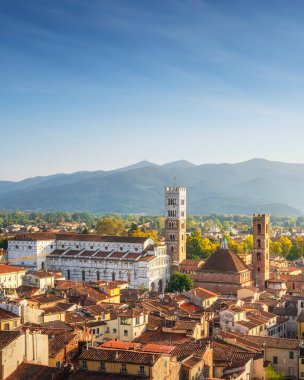 Lucca panoramik şehir manzarası ve Foro Katedrali 'ndeki San Michele manzarası. Toskana bölgesi, İtalya, Avrupa.