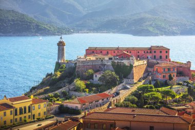 Elba Adası, Forte Falcone manzaralı Portoferraio. Livorno ili, Toskana bölgesi, İtalya, Avrupa.